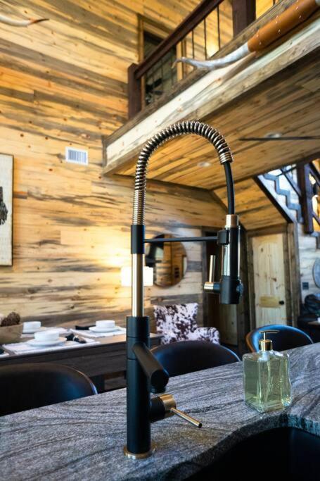 The Big Tex Luxury Cabin Is Epic ブロークン・ボウ エクステリア 写真